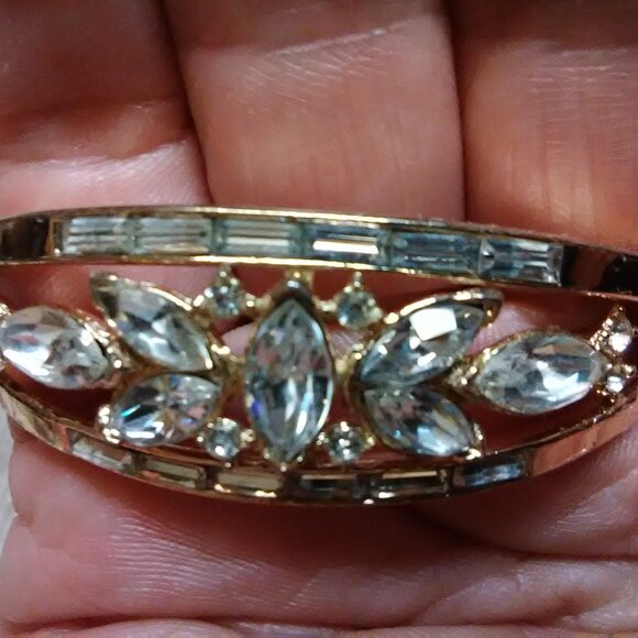 Trifari bracelet - rhinestone & gold tone - pat pend - chain intact - Picture 8 of 16